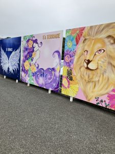 T'S TERRACEの映えアートパネルとテラス席