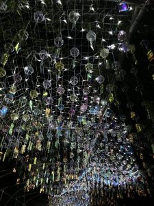 ライトアップされた美しい風鈴